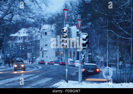 Rue enneigée avec signe de la circulation dans la région de Schwachhausen, à l'aube, Brême, Allemagne, Europe je Verschneite Straße mit en Verkehrszeichen Morgen bei Schwachhausen Banque D'Images