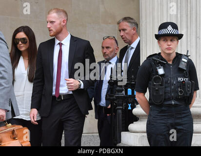 Angleterre cricketer Ben Stokes (centre gauche) quitte Bristol Crown Court accusé d'échauffourée. Banque D'Images