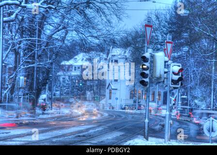 Rue enneigée avec signe de la circulation dans la région de Schwachhausen, à l'aube, Brême, Allemagne, Europe je Verschneite Straße mit en Verkehrszeichen Morgen bei Schwachhausen Banque D'Images