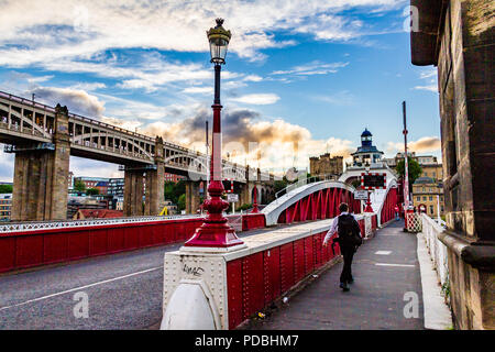 Le pont tournant hydraulique construit par William Armstrong en 1876, l'un des nombreux ponts reliant Newcastle et Gateshead sur la rivière Tyne, Royaume-Uni. Banque D'Images