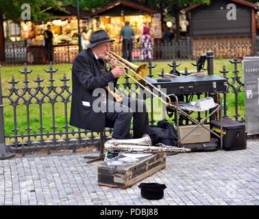 Homme plus âgé de la rue à jouer du saxophone dans la vieille ville de Prague, République Tchèque Banque D'Images