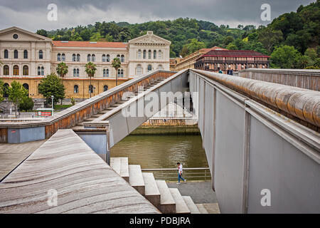 Pedro Arrupe pont et en arrière-plan l'Université Deusto, dans Ría del Nervión, Bilbao, Pays Basque, Espagne Banque D'Images