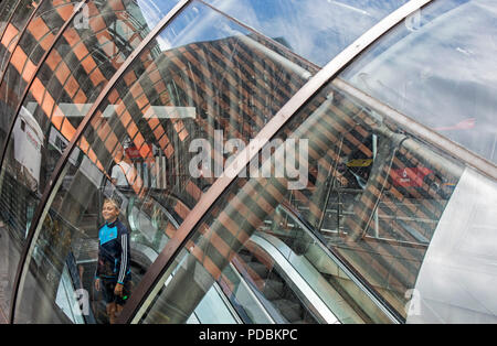 Entrée de métro (alias 'fosterito') par l'architecte Norman Foster, gare d'Abando, Bilbao, Biscaye, Pays Basque, Espagne Banque D'Images