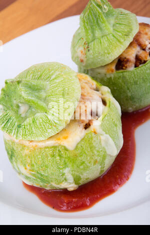 Courgette farcie ronde balle avec le quinoa et fromage Banque D'Images