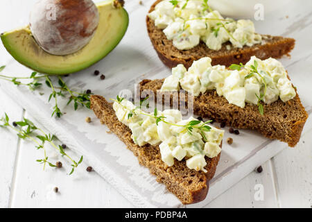 Sandwichs à l'avocat. Conclussions traditionnelle sauce guacamole mexicain. Gras sain, omega 3. Banque D'Images