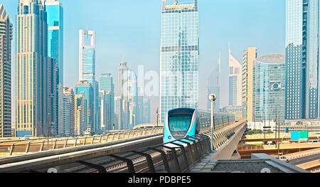 Metro et gratte-ciel. Métro de Dubaï de fer dans une journée d'été, aux Émirats Arabes Unis Banque D'Images