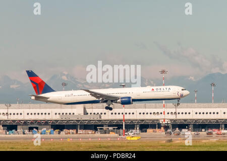 Delta Airlines, Boeing 767-400 (N841MH) au décollage Banque D'Images