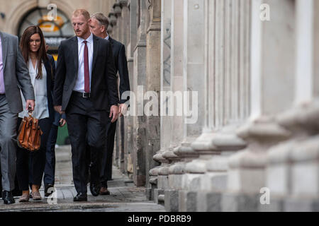 Angleterre cricketer Ben Stokes arrive à Bristol Crown Court pour la troisième journée de son procès où il est accusé d'échauffourée à l'extérieur d'une discothèque de Bristol. Banque D'Images