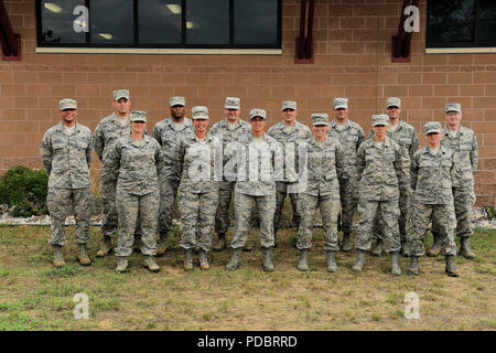 ALPENA, Michigan - Les membres de la 127e et 127e vol Contrôleur Force Support Squadron, Selfridge Air National Guard Base, Mich., posent pour une photo de groupe après avoir terminé la préparation opérationnelle de 127thWing l'évaluation à l'Alpena préparation au combat Center le 3 août 2018. Plus de 500 Citizen-Airmen de la 127e Escadre mobilisée dans une simulation de déploiement qui a créé des occasions de pratiquer leurs compétences d'emploi tout en étant évalué pour les tâches en temps de guerre. (U.S. Air Force photo par le Sgt. David Kujawa) Banque D'Images