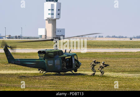 Les membres du 91e Escadron des Forces de sécurité de missiles et 54e Escadron d'effectuer un exercice au cours de la voisins du Nord et de l'espace d'Air Jour Show à la base aérienne de Minot, Dakota du Nord, le 4 août 2018. L'événement présentait des démonstrations aériennes par l'US Air Force Thunderbirds, Carlton Glider, B-25 Mitchell, T-33 Acemaker et plus encore. (U.S. Photo de l'Armée de l'air par la Haute Airman Jonathan McElderry) Banque D'Images