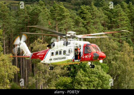 HM Hélicoptère des garde-côtes a photographié à l'ouest de Inverness. Sikorsky S-92-G inscription MCGF. Banque D'Images