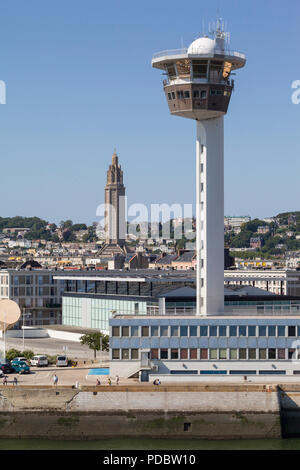 Vue de la mer montrant la tour de contrôle du port, le musée Malraux et l'église de Saint Joseph au Havre, Normandie, France Banque D'Images