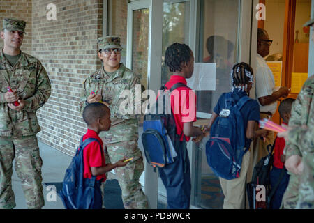 Des soldats Spartan 6e Escadron, 8e régiment de cavalerie blindée, 2e Brigade Combat Team, 3e Division d'infanterie, bienvenue les enfants entrant sur leur première journée d'école de Hinesville, ga., août 6. (U.S Army photo par le Sgt. Leo Jenkins / relâché) Banque D'Images