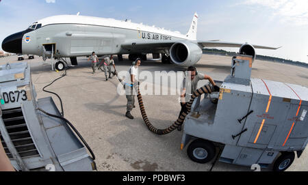 55e Escadron de maintenance des aéronefs navigants (de droite à gauche) Senior Airman Nick Brown, Senior Airman Angel Marroquin, Senior Airman Eric Kline et Airman First Class Kawika Toledano, ranger un tuyau d'air à partir d'un panier d'air après le démarrage d'un RC-135V/W Mixte Rivet CFM International les quatre F108-CF-201 des turboréacteurs à contourner le 5 août 2018 à Offutt Air Force Base, Nebraska. (U.S. Photo de l'Armée de l'air par Slt a appelé l'Nystrom) Banque D'Images