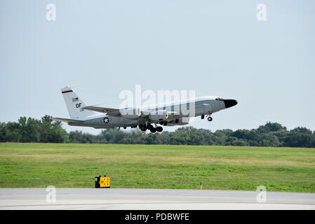 Un Offutt-BAED RC-135V/W Mixte Rivet prend son envol le 5 août 2018 à Offutt Air Force Base, Nebraska. L'avion a effectué au cours d'une sortie de formation unique avec un vol et l'équipage constitués presque exclusivement de réserve aviateurs. L'aéronef est un considérablement modifiés C-135. Le Rivet du commun des modifications sont principalement liées à sa suite de détection, qui permet à l'équipage de la mission de détecter, d'identifier et de géolocaliser signaux à travers le spectre électromagnétique. La mission-crew peut alors transmettre l'information recueillie dans une variété de formats à un large éventail de consommateurs via R Banque D'Images