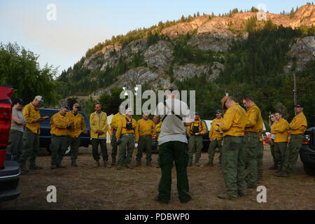 Sheep Creek Fire (2018) est un feu de forêt dans le comté de Stevens, Washington, près de Northport, impliquant plusieurs équipes manuelles de la Garde nationale de Washington en août 2018. L'image d'archives documente un briefing opérationnel de fin de journée lié aux activités de suppression des feux de forêt. Banque D'Images