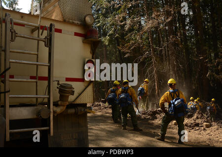 Sheep Creek Fire (2018) est un feu de forêt dans le comté de Stevens, Washington, près de Northport, en août 2018, avec la participation d'unités dont la 141st Air Reaveling Wing. L'image d'archive enregistre le personnel de la Garde nationale aérienne effectuant des tâches de suppression des feux de forêt. Banque D'Images