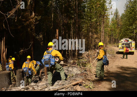 Sheep Creek Fire (2018) est un feu de forêt dans le comté de Stevens, Washington, près de Northport, en août 2018, où le personnel de l'armée de terre et de la Garde nationale aérienne de Washington formait une partie importante des équipes manuelles assignées. L'image d'archivage enregistre l'activité de suppression de champ sur l'incident. Banque D'Images