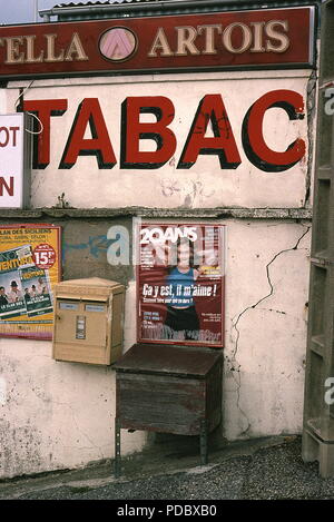 AJAXNETPHOTO. 1997. CHERBOURG, FRANCE. - TABAC - ANNONCE SUR LE MUR ADJACENT DE LA PRESSE SHOP VENTE DE TABAC SUR N2013 PRÈS DE CHERBOURG - PLAN DU STATUT D'ENTREPRISE DEPUIS CHANGÉ, BOUTIQUE ET ANNONCES N'EXISTENT PLUS. PHOTO:JONATHAN EASTLAND/AJAX REF:970880 Banque D'Images