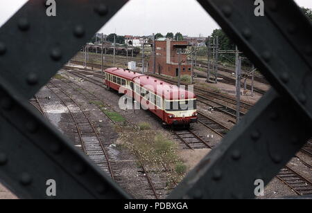 AJAXNETPHOTO. CAMBRAI, France - trains de banlieue - MICHELIN VOITURE DEUX TRAIN LOCAL. PHOTO:JONATHAN EASTLAND/AJAX REF:960376 Banque D'Images