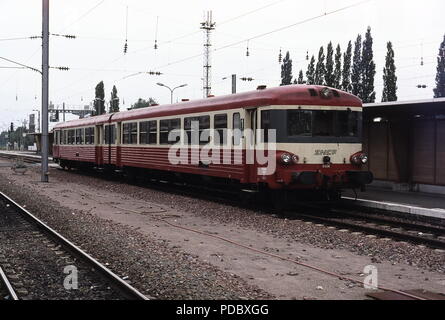 AJAXNETPHOTO. CAMBRAI, France - TRAINS DE BANLIEUE VOITURE MICHELIN - DEUX LOCAUX D'ATTENTE À LA STATION DE TRAIN. PHOTO:JONATHAN EASTLAND/AJAX REF:960389 Banque D'Images