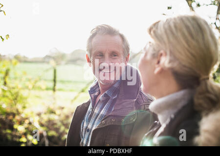 Happy senior couple in sunny autumn park Banque D'Images