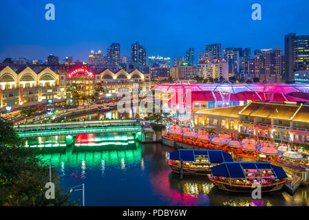 Vue aérienne de Clarke Quay à Singapour de nuit Banque D'Images