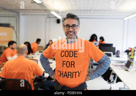 Portrait confiant hacker codant pour la charité à l'hackathon Banque D'Images