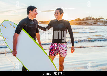 Heureux homme surfers sur Ocean Beach Banque D'Images