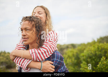 Affectionate couple hugging Banque D'Images