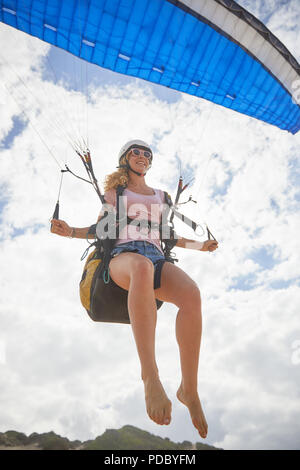 Female mid-air parapente Banque D'Images