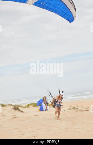 Femme parapentiste avec parachute sur Ocean Beach Banque D'Images