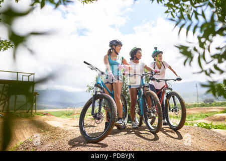 Les femmes amis vtt aux beaux parcours du trail Banque D'Images