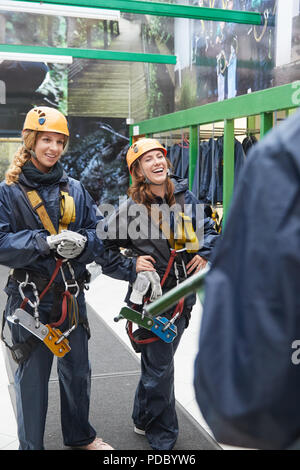 Happy women friends la préparation de l'équipement ligne zip Banque D'Images