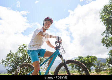 Portrait souriant, confiant mature man mountain biking Banque D'Images