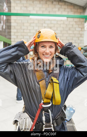 Portrait of smiling young woman preparing to zip line Banque D'Images