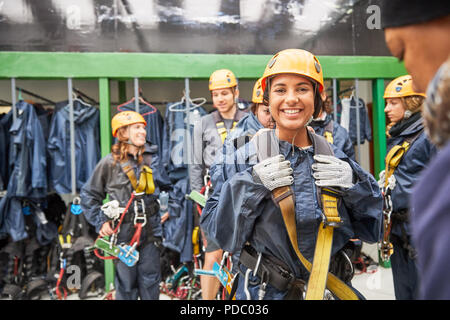 Portrait souriant, avide femme préparant à zip line Banque D'Images