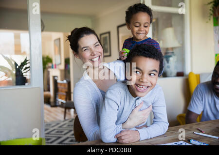 Portrait Portrait et fils à la table à manger Banque D'Images