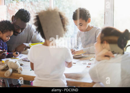Coloriage jeune famille à table à manger Banque D'Images