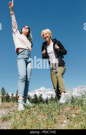 Low angle view of beautiful happy female travelers debout ensemble dans les montagnes majestueuses, mont blanc, alpes Banque D'Images