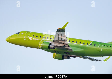 Novosibirsk, Russie - 7 juin 2018 : Embraer 170-100SU 50-2106-BYM S7 Airlines après le décollage de l'Aéroport International Tolmachevo. Banque D'Images