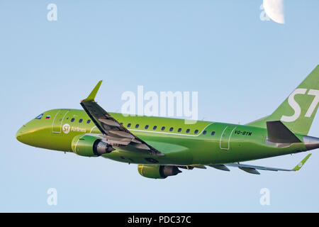 Novosibirsk, Russie - 7 juin 2018 : Embraer 170-100SU 50-2106-BYM S7 Airlines après le décollage de l'Aéroport International Tolmachevo. Banque D'Images