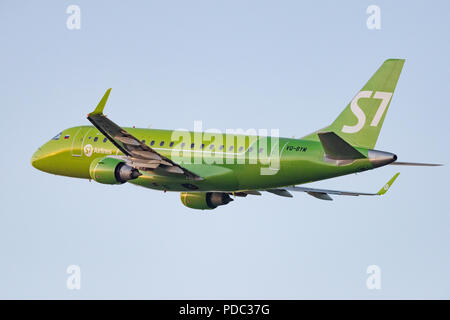 Novosibirsk, Russie - 7 juin 2018 : Embraer 170-100SU 50-2106-BYM S7 Airlines après le décollage de l'Aéroport International Tolmachevo. Banque D'Images