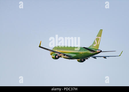 Novosibirsk, Russie - 7 juin 2018 : Embraer 170-100SU 50-2106-BYM S7 Airlines après le décollage de l'Aéroport International Tolmachevo. Banque D'Images