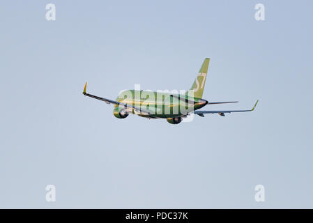 Novosibirsk, Russie - 7 juin 2018 : Embraer 170-100SU 50-2106-BYM S7 Airlines après le décollage de l'Aéroport International Tolmachevo. Banque D'Images