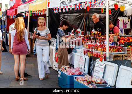 Les gens qui achètent des fruits d'un décrochage à Greenwich, Londres, Angleterre Banque D'Images