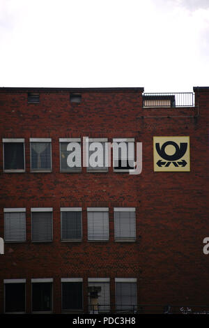 Kaiserslautern, Allemagne - le 28 juillet 2018 : La façade extérieure d'une direction générale de la Deutsche Post avec logo et brique le 28 juillet 2018, à Kaiserslautern. Banque D'Images