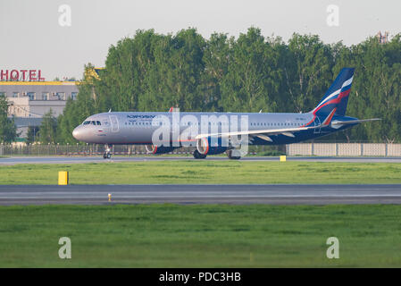 Novosibirsk, Russie - 7 juin 2018 : Airbus A321-211 VP-BKJ Aeroflot sur la piste de l'Aéroport International Tolmachevo. Banque D'Images