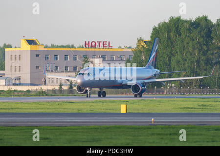 Novosibirsk, Russie - 7 juin 2018 : Airbus A321-211 VP-BKJ Aeroflot sur la piste de l'Aéroport International Tolmachevo. Banque D'Images