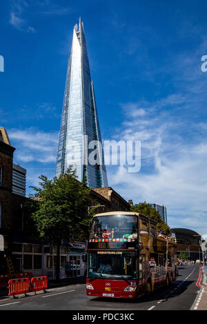 'Un' Big Bus Tour Bus passe le Shard, London, England Banque D'Images